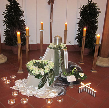 Urne mit Kerzen in einer Kirche