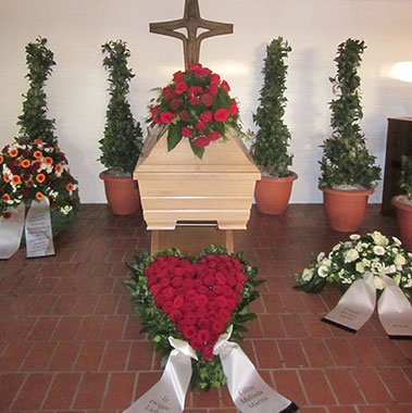 Sarg mit Blumen bei einer Trauerfeier